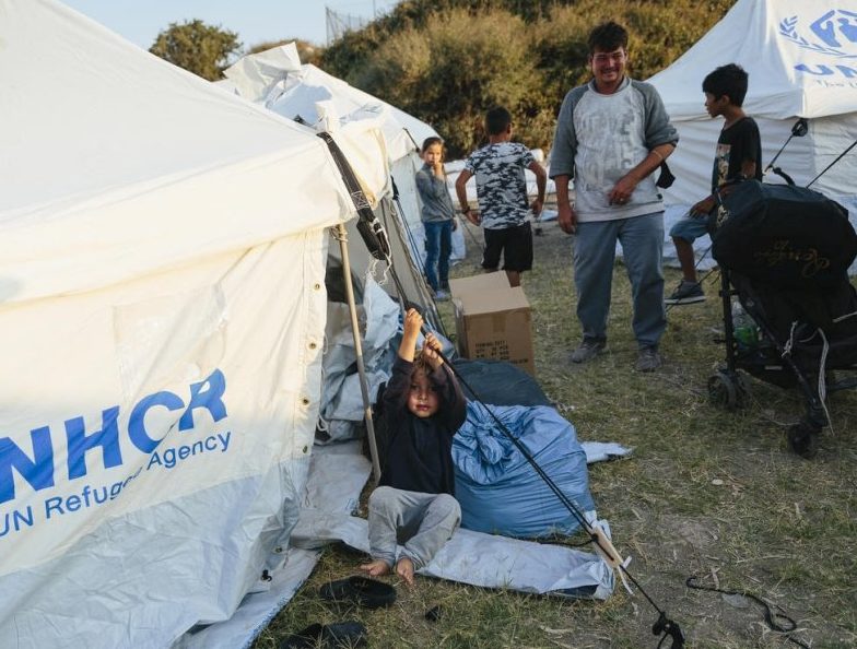 Rifugiati afghani in un sito temporaneo allestito dalle autorità greche e dall’UNHCR per dare rifugio ad alcune delle migliaia di persone fuggite dall’incendio del centro di accoglienza di Moria, sull’isola di Lesbo, Grecia. © UNHCR