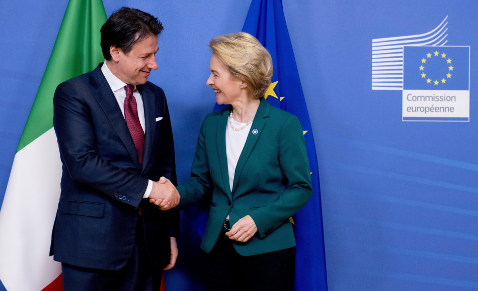 Il presidente del Consiglio, Giuseppe Conte, con la presidente della Commissione europea, Ursula von der Leyen [archivio]