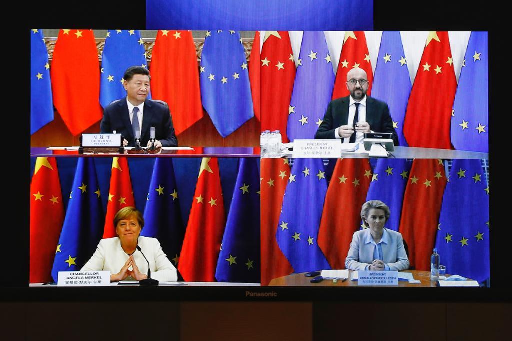 Da sinistra in alto, in senso orario: il presidente cinese, Xi Jinping; il presidente del Consiglio europeo, Charles Michel; la presidente della Commissione UE, Ursula von der Leyen; la cancelliera tedesca Angela Merkel. I quattro hanno tenuto il summit UE-Cina [14 settembre 2020. Foto: Council of the EU, profilo twitter]