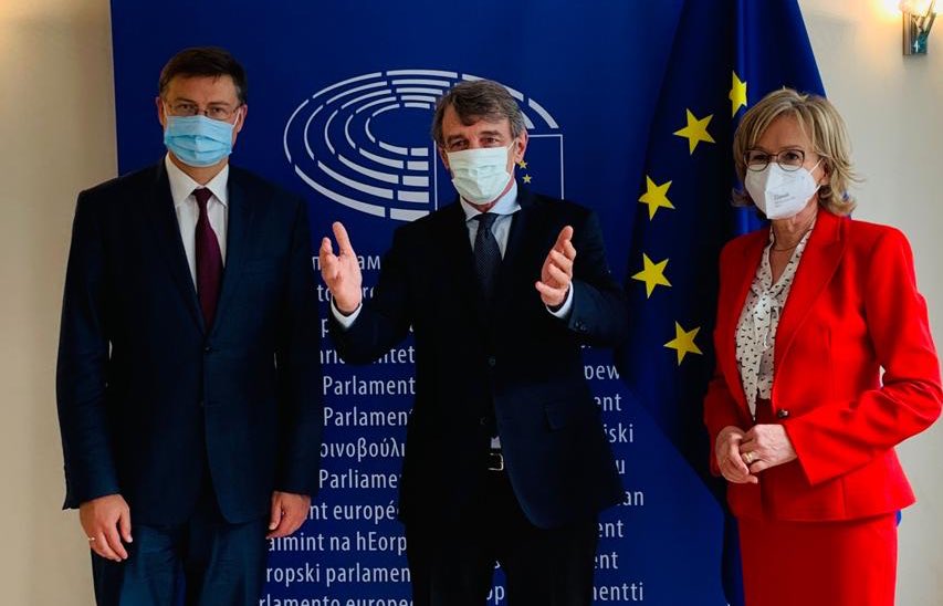 Da sinistra: Valdis Dombrovskis, vicepresidente esecutivo con delega al Commercio; David Sassoli, presidente del Parlamento europeo; Mairead McGuinness, commissario europeo per i Servizi finanziari