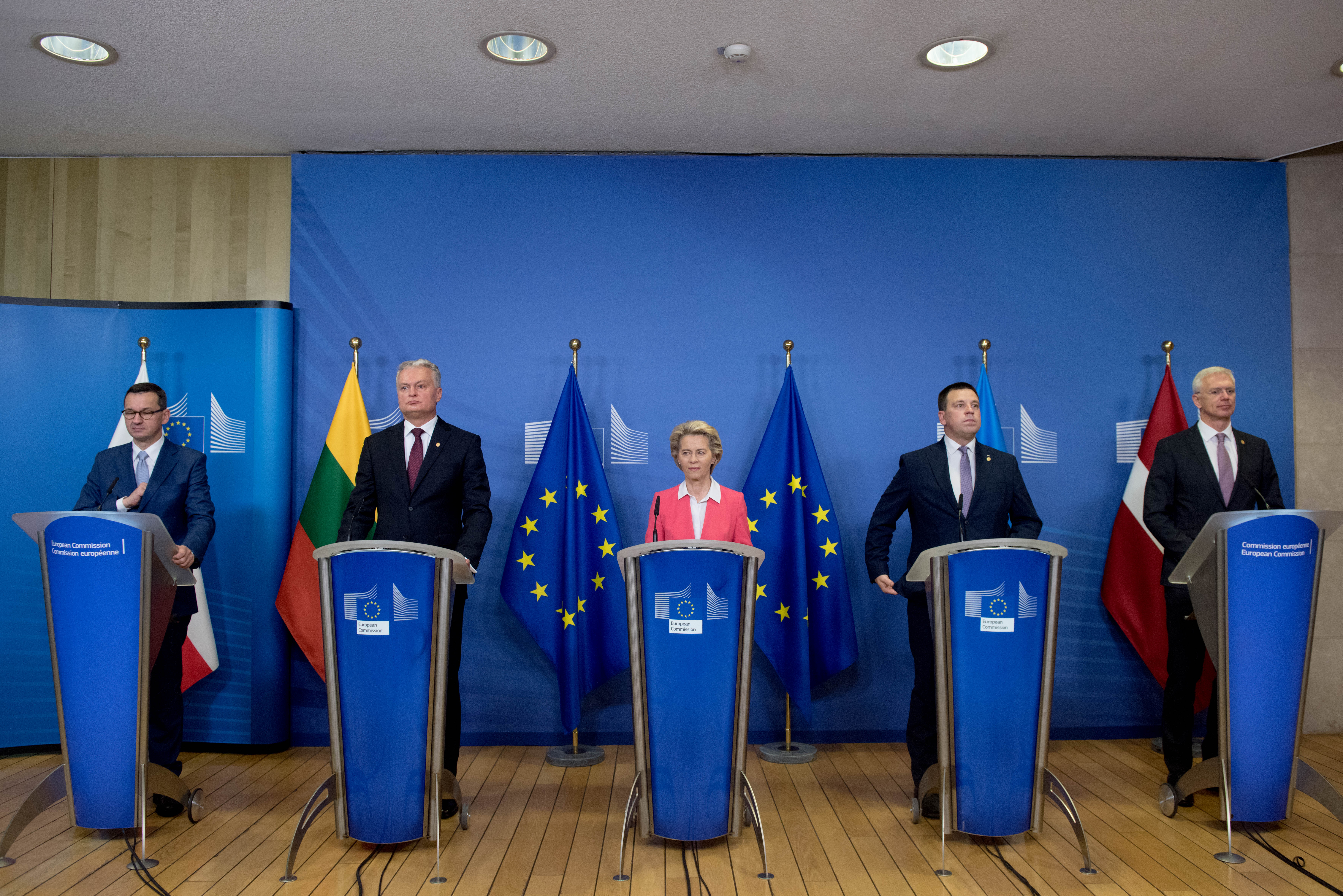 Da sinistra: Mateusz Morawiecki, primo ministro di Polonia, Gitanas Nausėda, presidente di Lituania, Ursula von der Leyen, presidente della Commissione europea, Jüri Ratas, primo ministro di Estonia e Krišjānis Kariņš, primo ministro di Lettonia