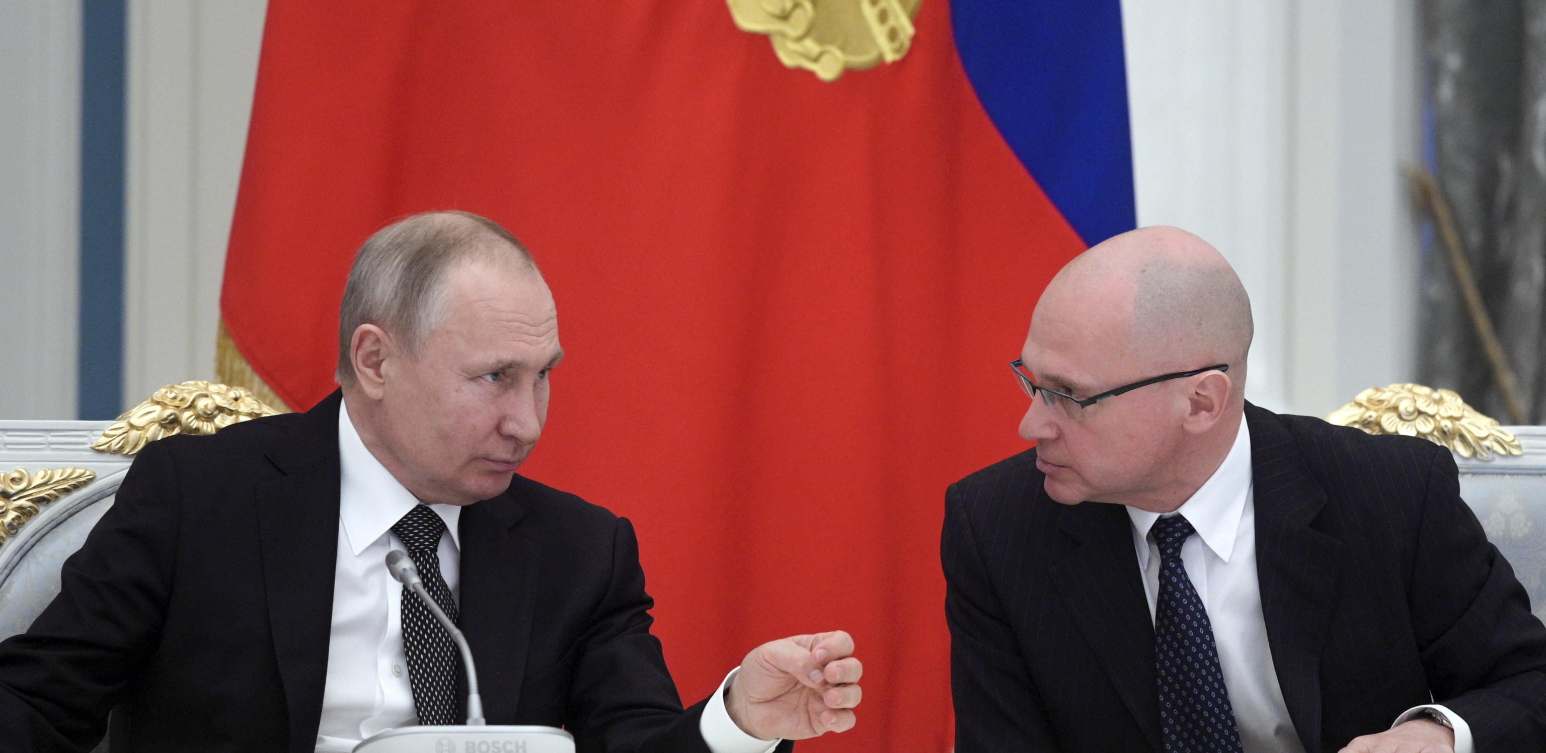 Il presidente russo, Vladimir Putin, con il vice-capo di stato maggiore dell'esecutivo presidenziale, Sergei Kiriyenko