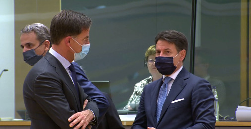 Il premier olandese Mark Rutte e il presidente del Consiglio Giuseppe Conte al Consiglio europeo di oggi primo ottobre