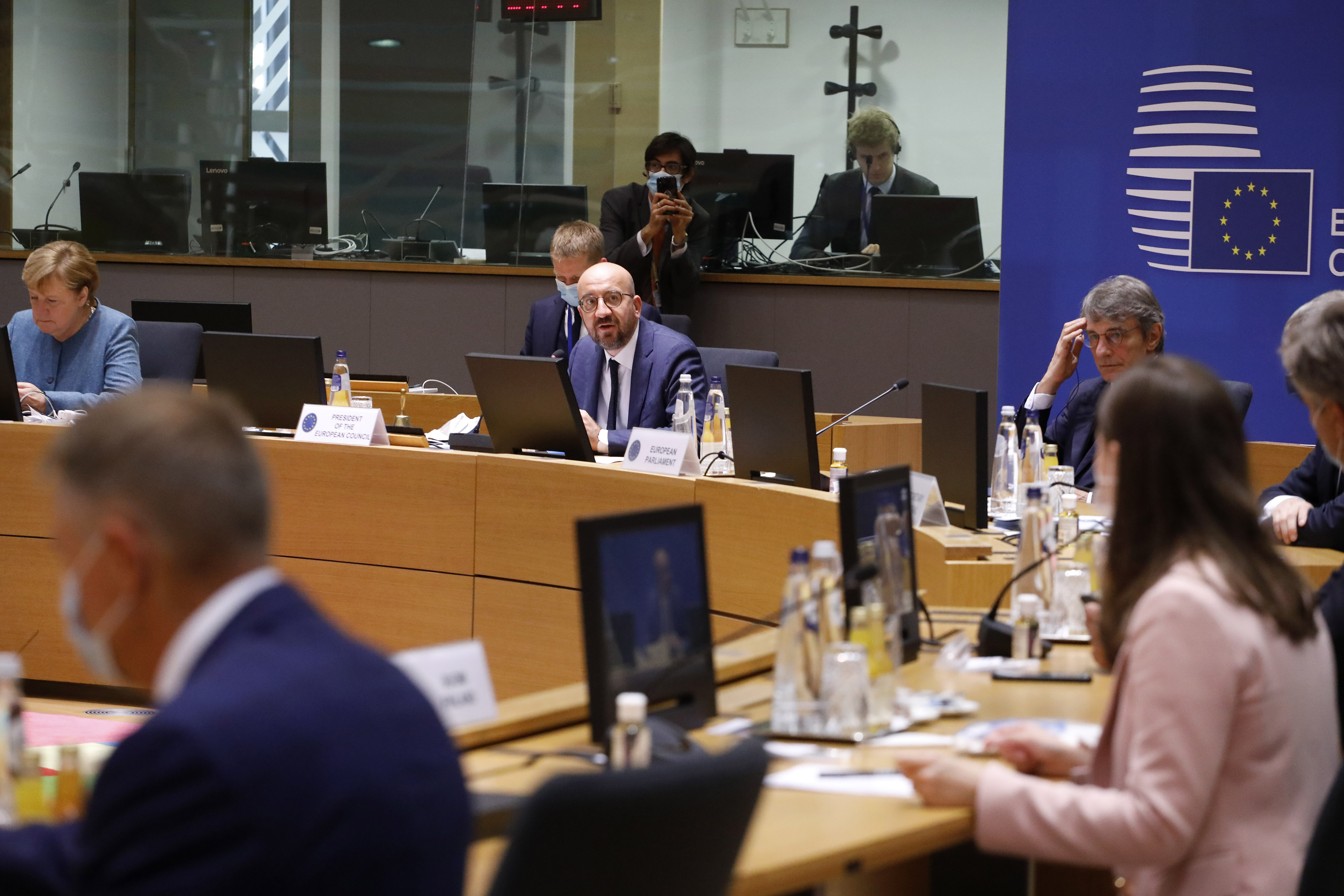 Un momento della riunione straordinaria del Consiglio europeo, che ha dato il via libera a sanzioni contro la Bielorussia e preparato il terreno per provvedimenti contro la Turchia [Bruxelles, 1 ottobre 2020. Foto: European Council]