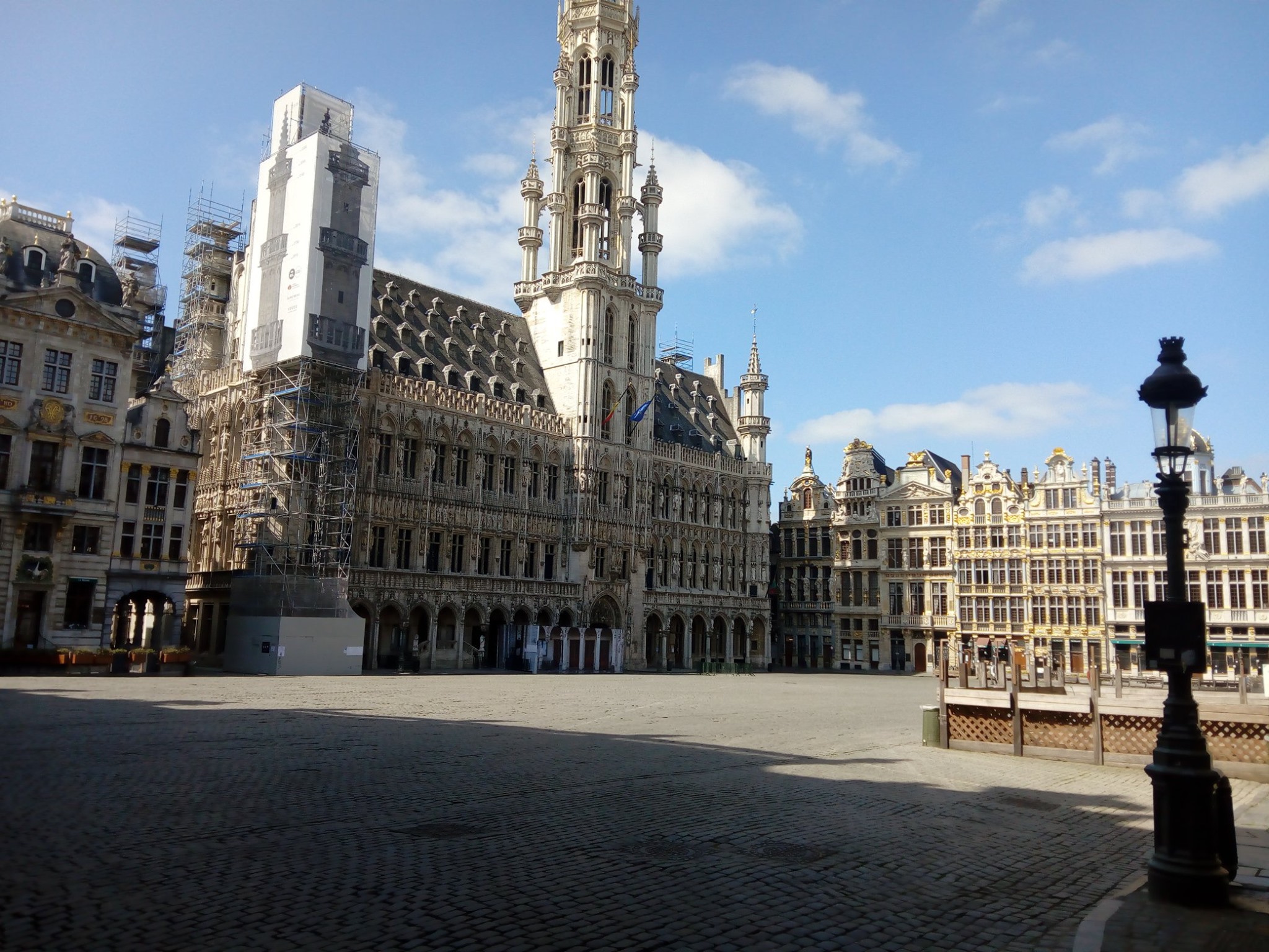 La grand place di Bruxelles deserta durante il lockdown imposto in Belgio [Bruxelles, 25 aprile 2020, archivio]