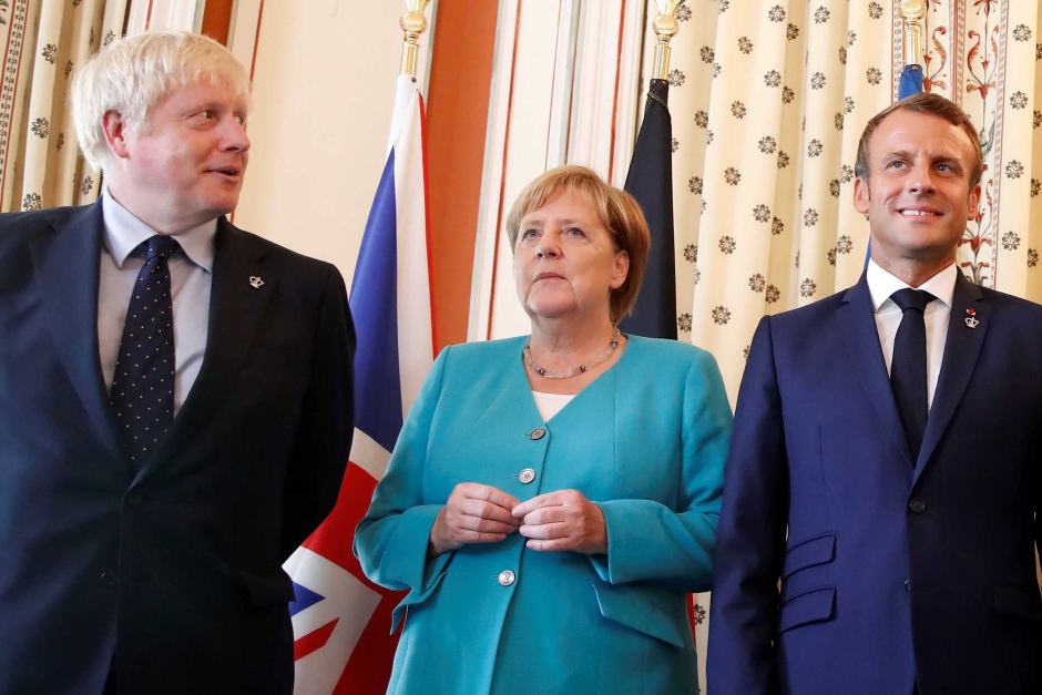 Da sinistra: Boris Johnson, Angela Merkel, Emmanuel Macron