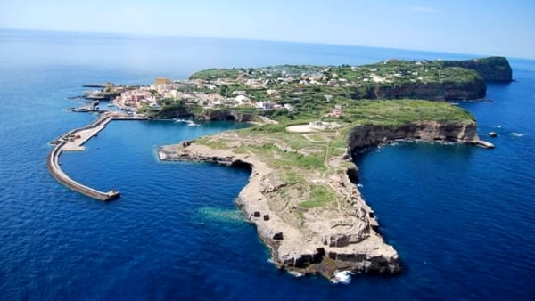 Veduta aerea dell'isola di Ventotene