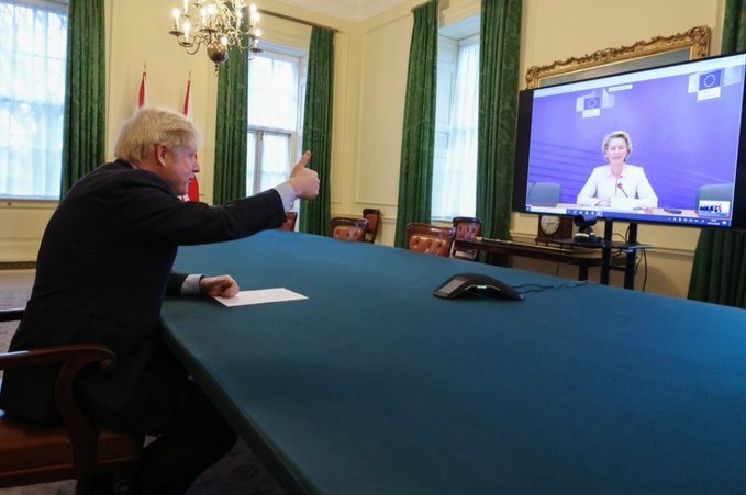 Il momento dell'accordo tra Boris Johnson e Ursula von der Leyen (foto tratta dal feed Twitter di @DarrenEuronews)