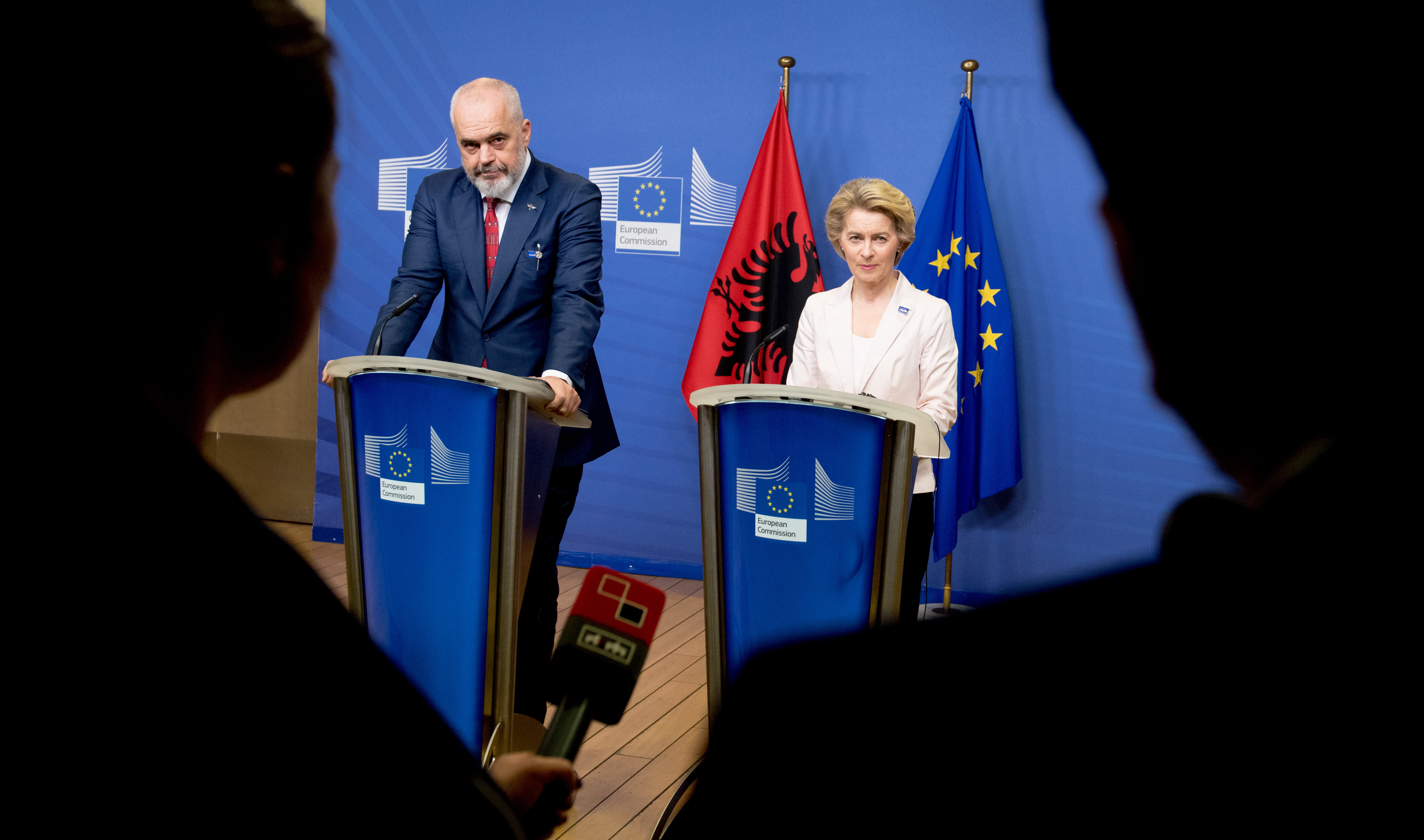 Il premier albanese, Edi Rama, e la presidente della Commissione UE, Ursula von der Leyen