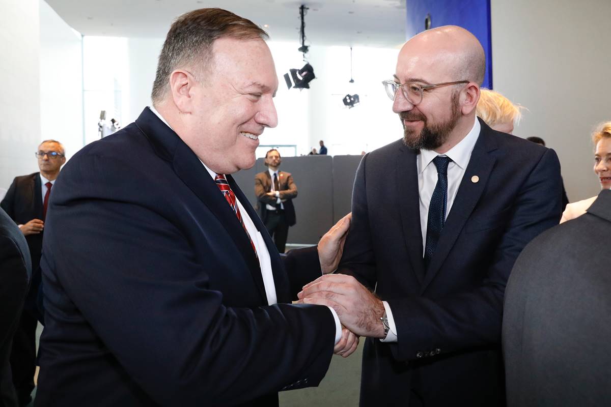 Non è più l'era delle strette di mano tra Mike Pompeo e i vertici europei (qui con Charles Michel)