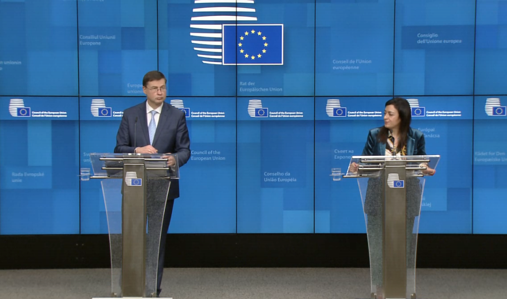 Il vicepresidente esecutivo della Commissione UE, Valdis Dombrovskis, al termine della riunione dell'Ecofin. Dombrovskis è responsabile per commercio ed economia al servizio delle persone [Bruxelles, 16 febbraio 2021]