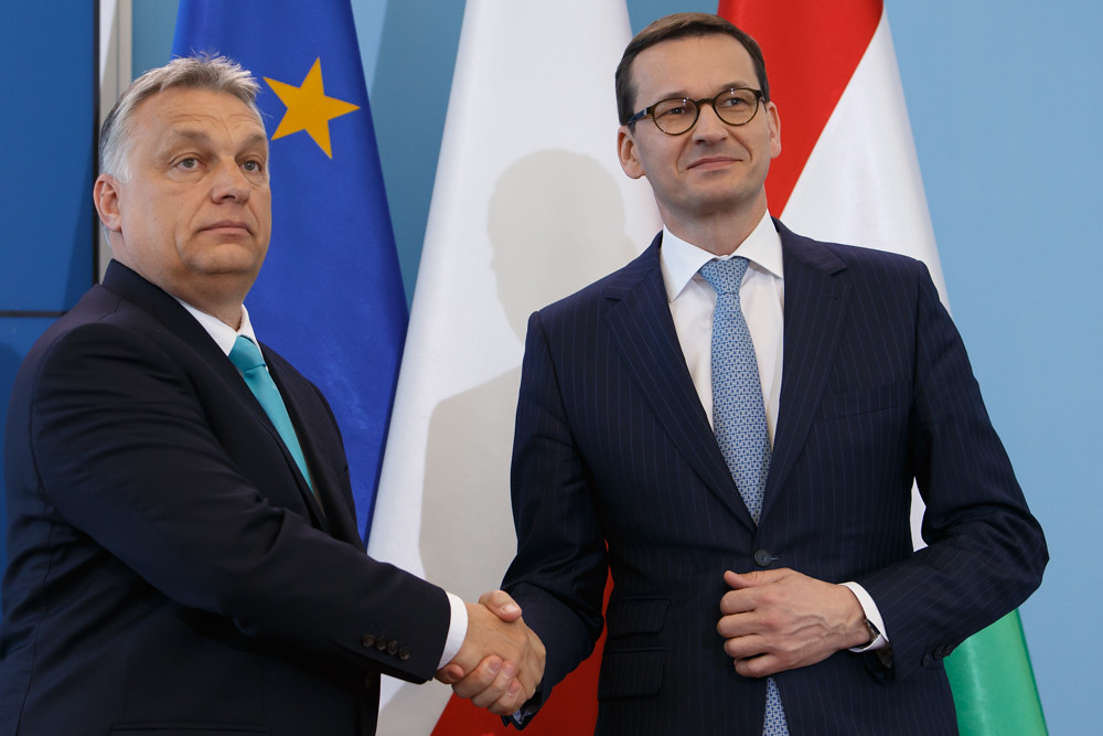 A sinistra e a destra: Viktor Orbán e Mateusz Morawiecki, rispettivamente primo ministro di Ungheria e Polonia