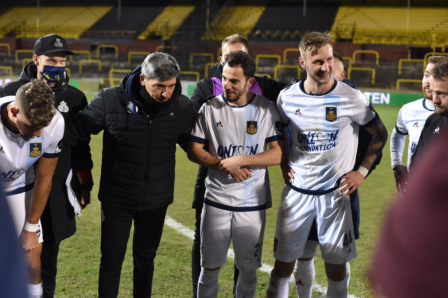 Il tecnico dell'Union Saint-Gilloise, Felice Mazzù, con i giocatori in occasione del match con il Lierse poi vinto 3-1 [foto: Royal Union Saint.Gilloise, pagina Facebook]