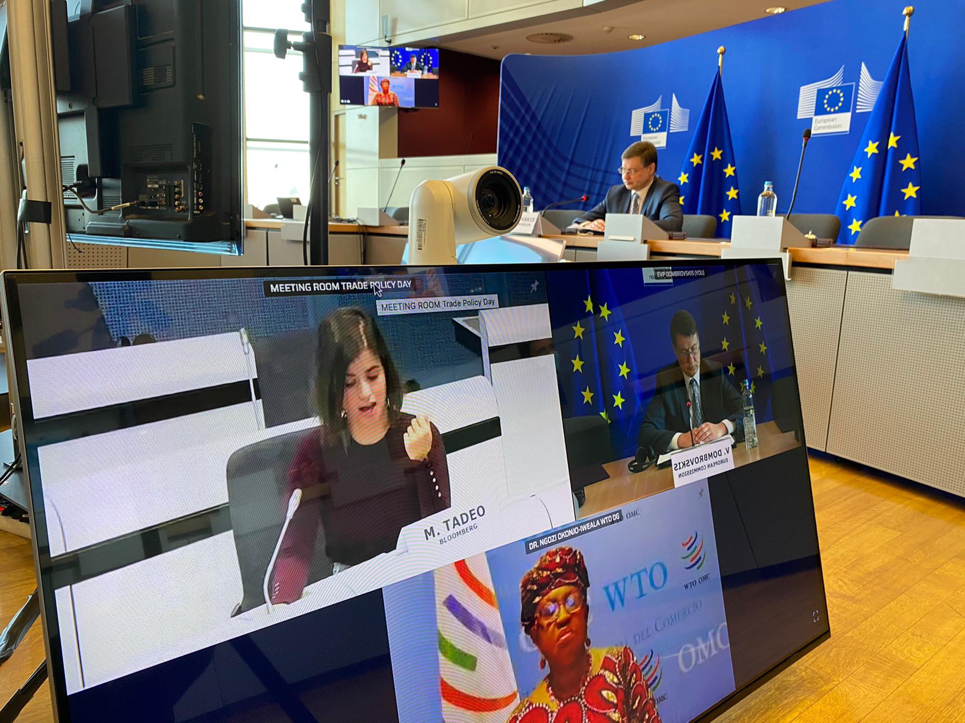 Il vicepresidente della Commissione europea Valdis Dombrovskis in videoconferenza con la direttrice generale dell'Organizzazione Mondiale del Commercio Ngozi Okonjo-Iweala