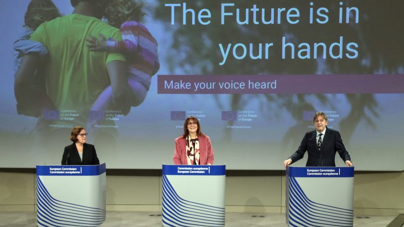 Da sinistra a destra: Ana Paula Zacarias, Dubravka Šuica e Guy Verhofstadt durante la presentazione della Piattaforma per i cittadini a Bruxelles (19 aprile 2021)