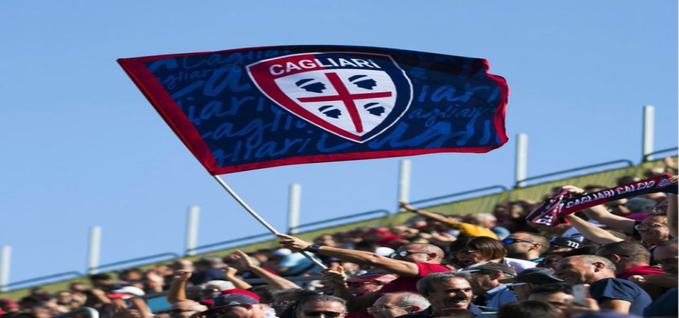 Tifosi agitano una bandiera del Cagliari allo stadio [foto: Cagliari Club  Bruxelles, gruppo Facebook]