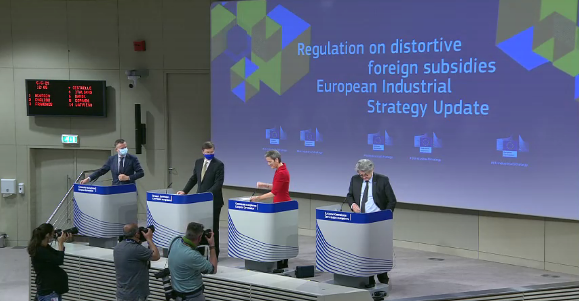 I commissari Margrethe Vestager (Concorrenza, al centro), Valdis Dombrovskis (Commercio, a sinistra) e Thierry Breton (Insutria e mercato interno, a destra) presentano la proposta di regolamento per nuovi poteri per l'Antitrust europeo [Bruxelles, 5 maggio 2021]