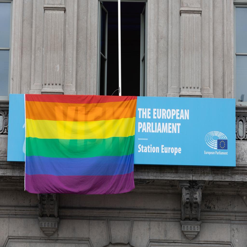 La bandiera Arcobaleno alla sede del Parlamento europeo di Bruxelles