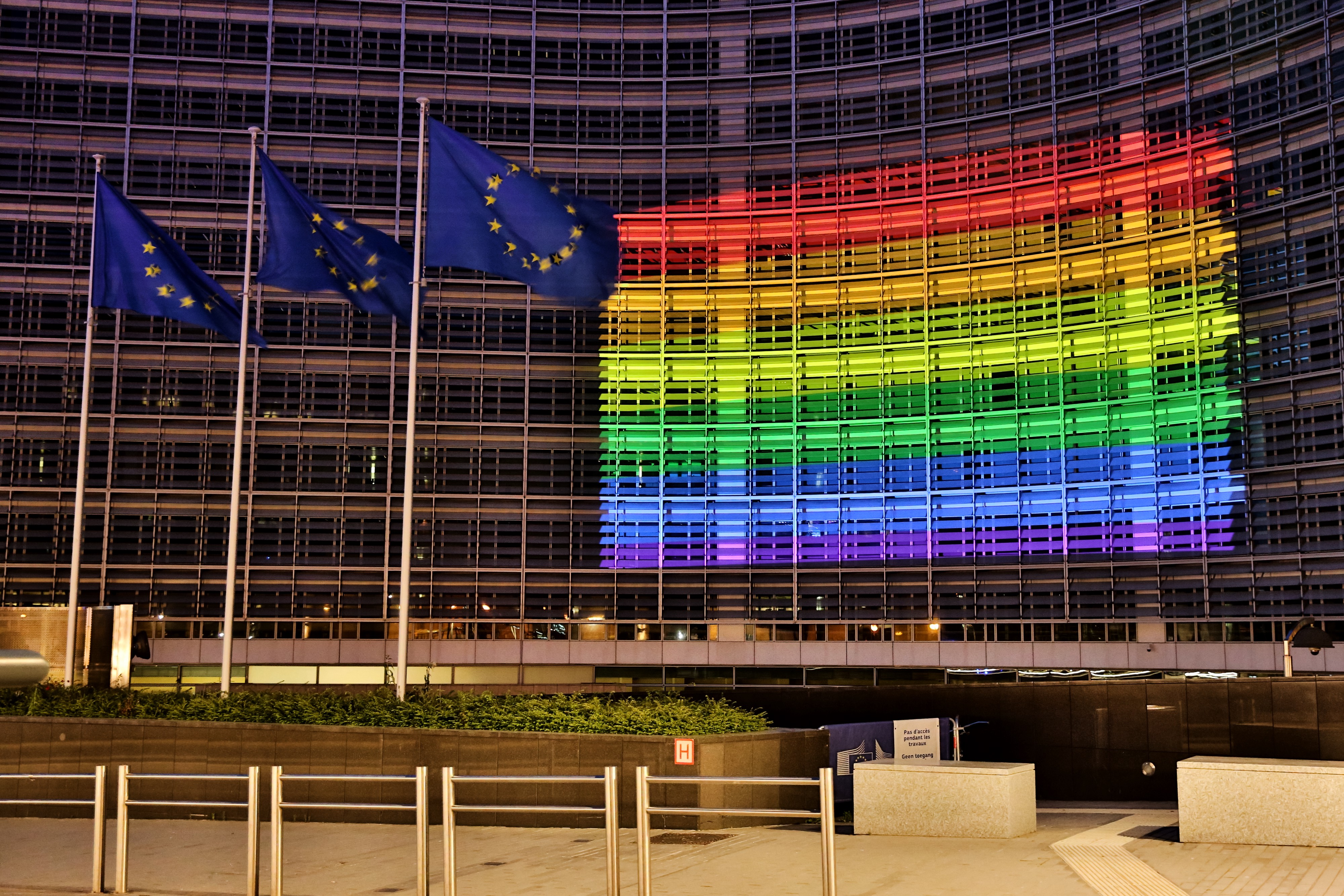 La Commissione europea illuminata coi colori arcobaleno, simbolo della comunità LGBTI. La legge ungherese è motivo di scontro con Budapest