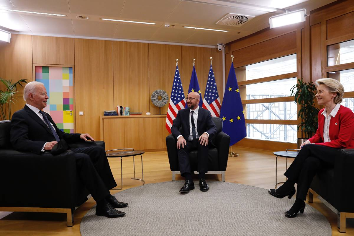 Il presidente degli Stati Uniti, Joe Biden (sinistra) con i presidente di Commissione e Consiglio europeo nel corso del summit UE-Stati Uniti [Bruxelles, 15 giugno 202. Foto: European Council]