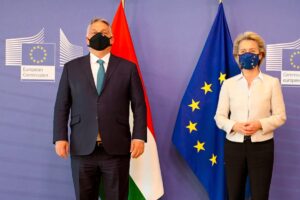 Il primo ministro ungherese, Viktor Orban, e la presidente della Commissione UE, Ursula von der Leyen. E' scontro tra i due sui diritti della comunità LGBT