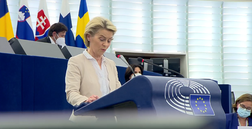 La presidente della Commissione europea, Ursula von der Leyen, annuncia a Strasburgo i primi via libera ai piani per la ripresa