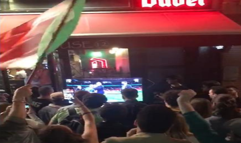 Tifosi italiani davanti il Public House, a place de Londre. La sede del Roma Club Bruxelles si è trasformata in una delle tante 'Casa italia'