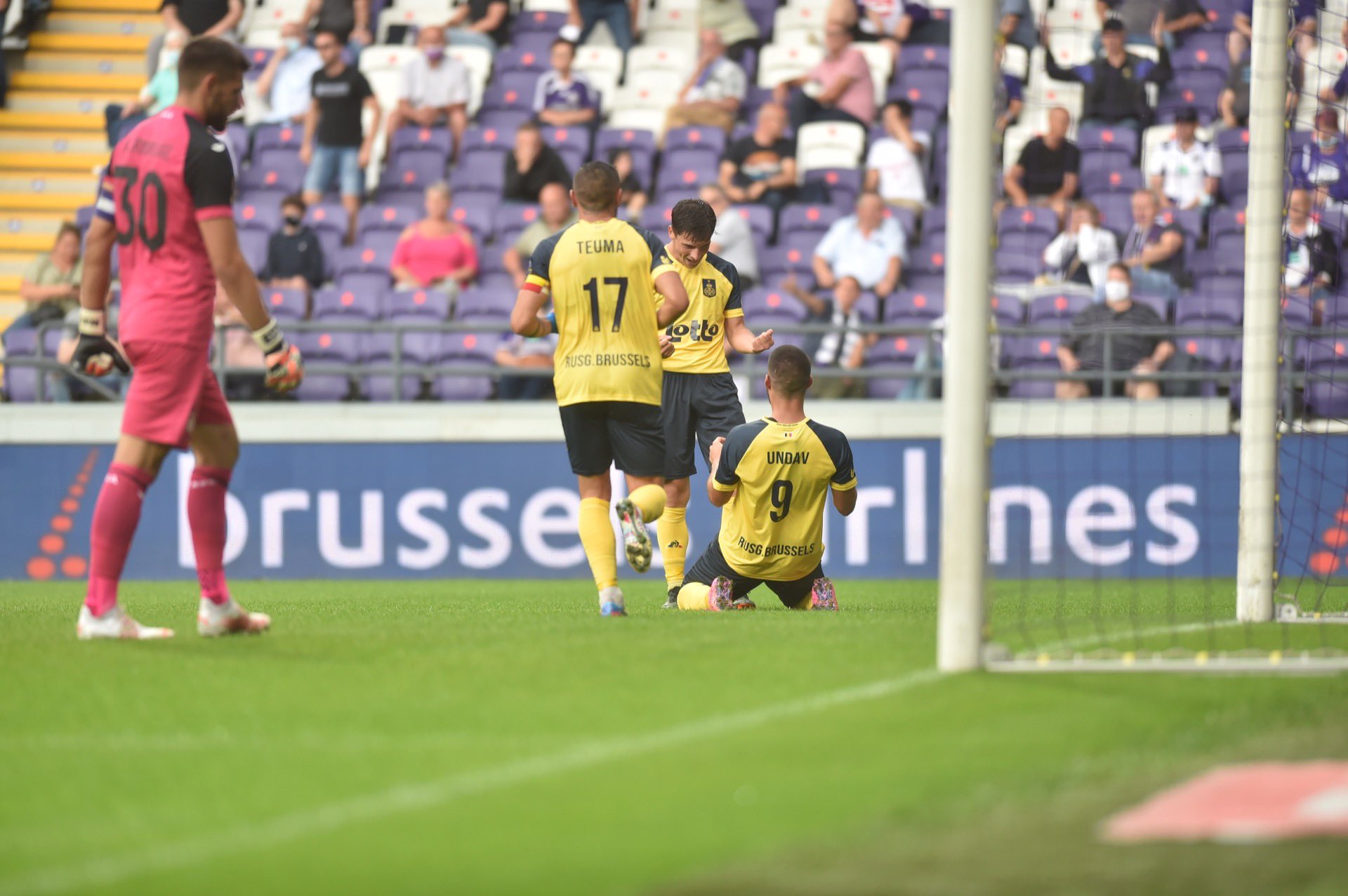 I giocatori dell'Union Saint Gilloise festeggiano il secondo gol di Undav nel derby contro l'Anderlecht. All'esordio in massima serie dopo 48 anni l'USG vince 1-3 [foto: Royal Union Saint Gilloise, account twitter]