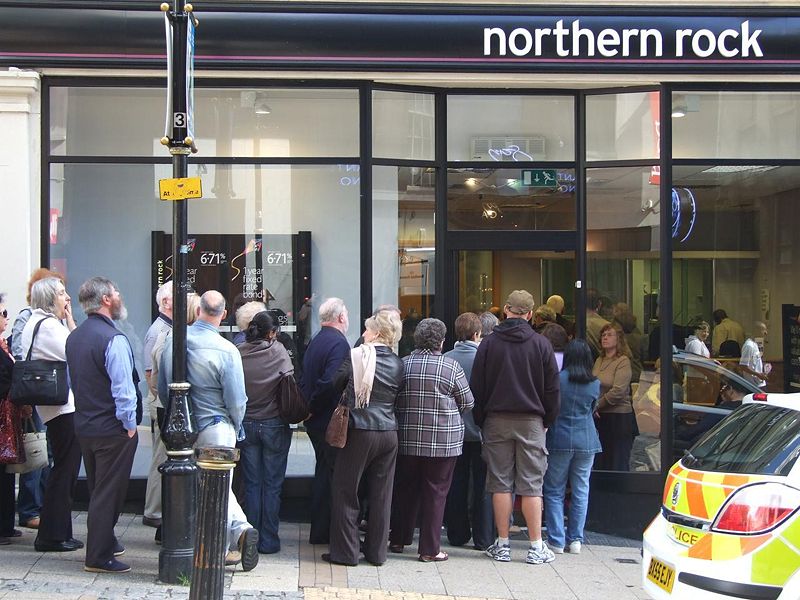 File di risparmiatori davanti ad una sede della Northern Rock per ritirare i propri depositi [foto: Wikimedia]