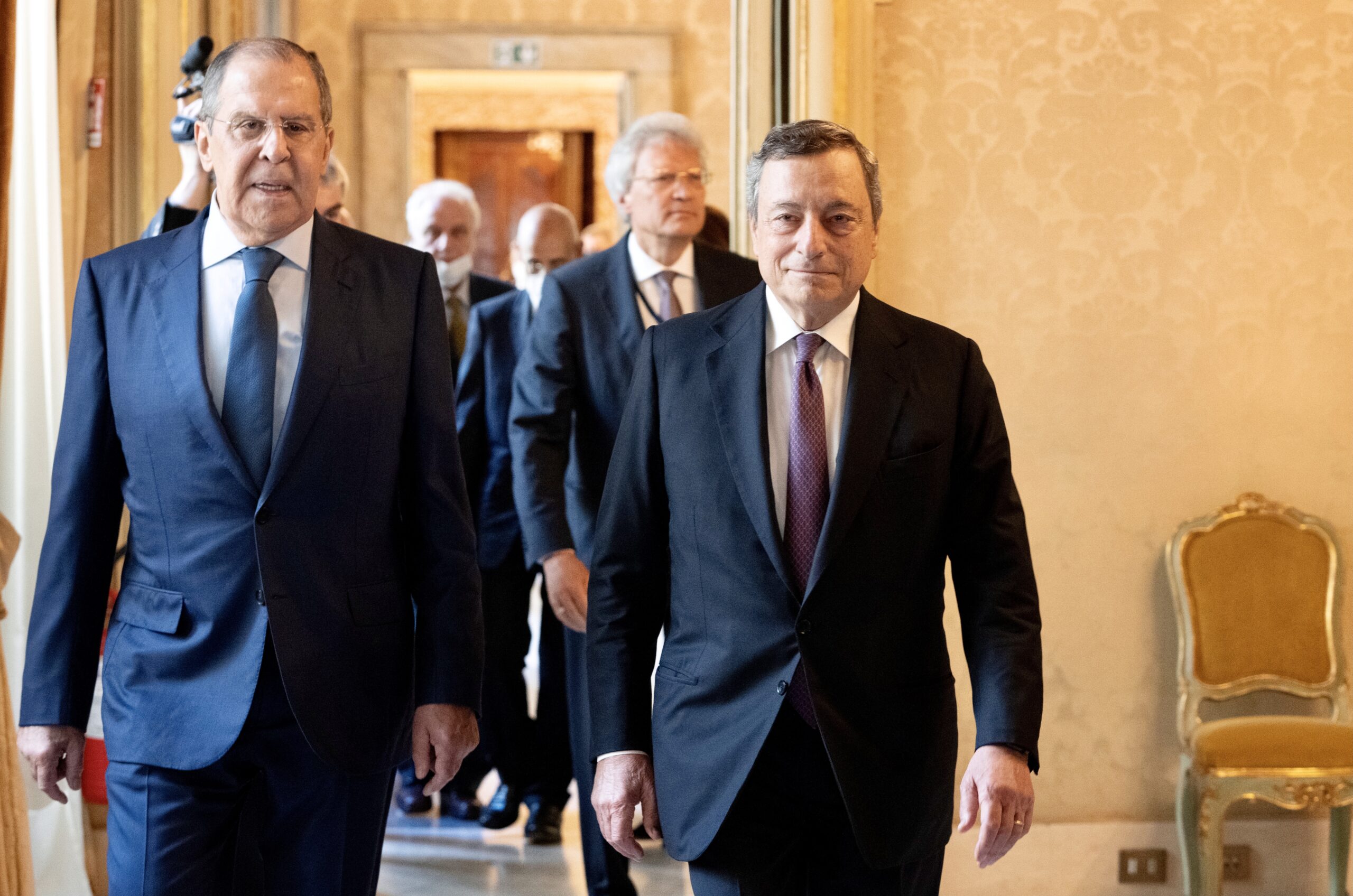 Mario Draghi con il ministro degli esteri Sergei Lavrov  (ph presidenza del consilgio dei MInistri)