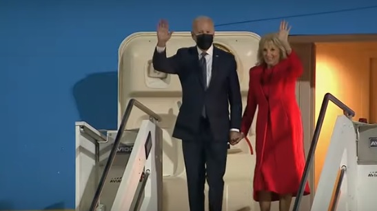 Joe e Jill Biden al loro arrivo all'aeroporto di Fiumicino