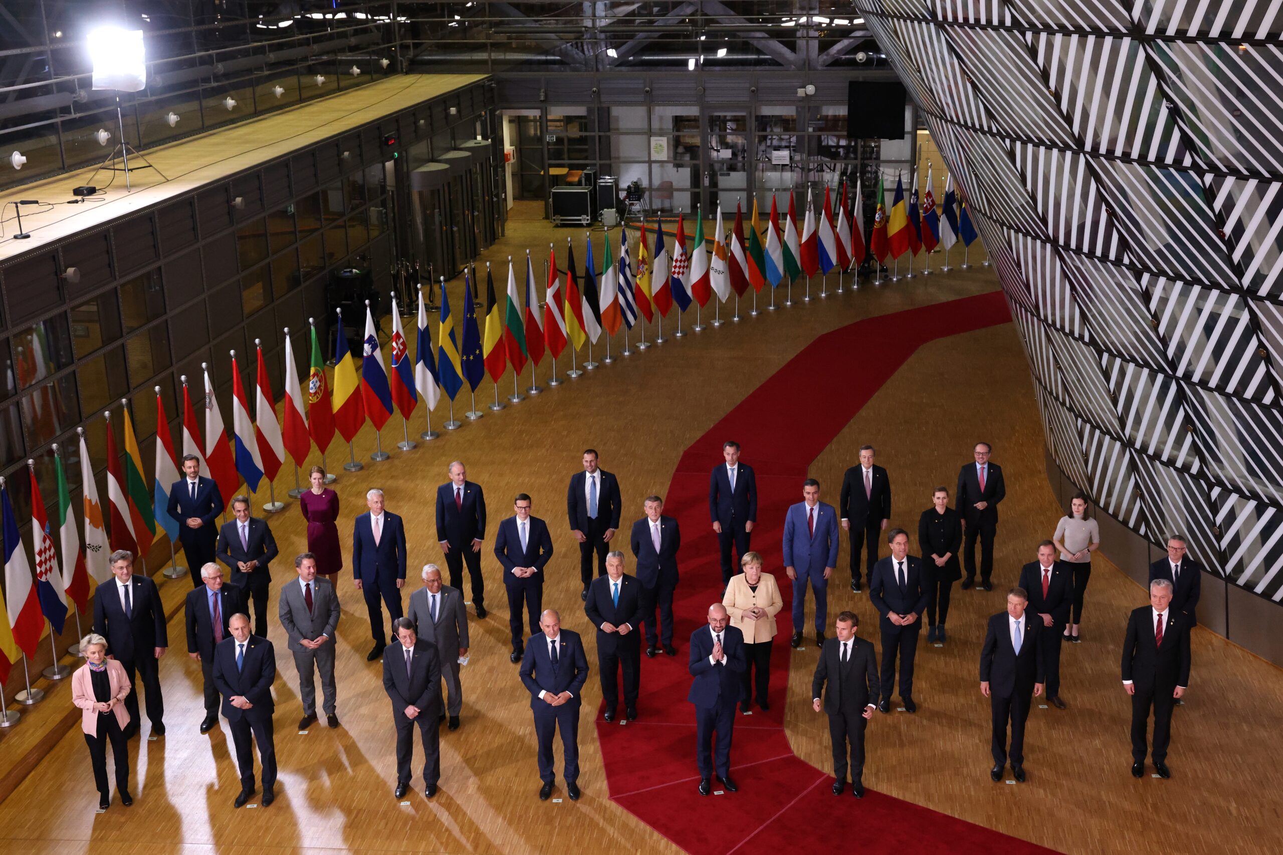 Foto di famiglia di rito per i capi di Stato e di governo. Dal vertice del Consiglio europeo nessuna sanzione alla Polonia sullo stato di diritto [Bruxelles, 21 ottobre 2021. Foto: European Council]