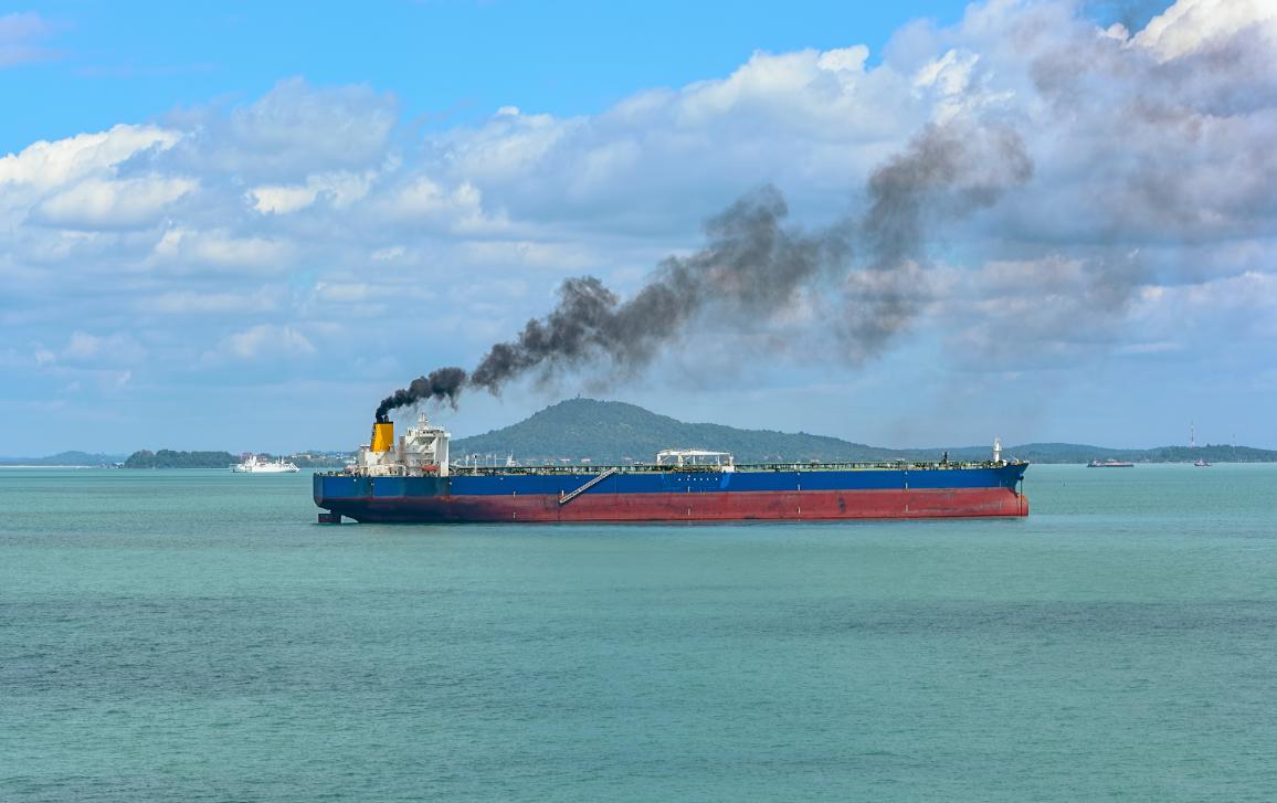 Il gasolio ad alta concentrazione di zolfo e alto impatto ambientale è usato soprattutto nel settore marittimo. In trent'anni la produzione di olio combustibile è diminuita del 62% nell'UE [foto: Parlamento europeo]