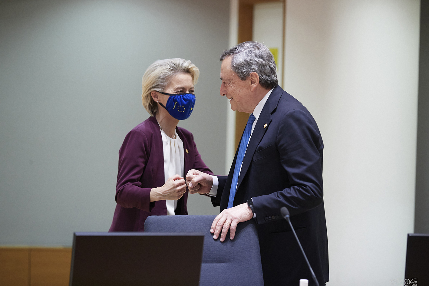 Il presidente del Consiglio, Mario Draghi, e la presidente della Commissione europea, Ursula von der Leyen, durante il vertice dei leader di ottobre. Oggi l'UE boccia Draghi sul DEF [foto: presidenza del consiglio dei ministri]