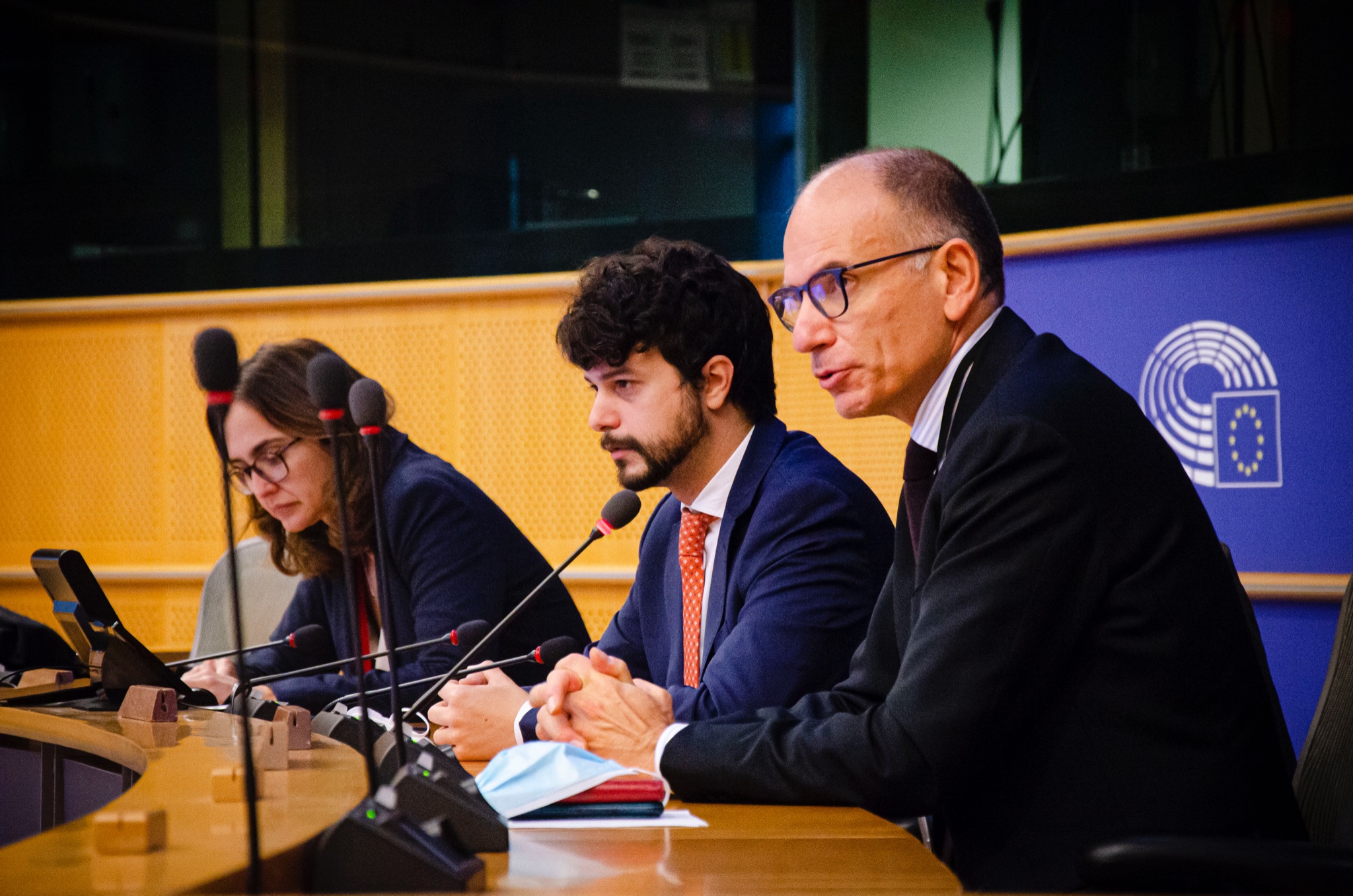 Il segretario del PD, Enrico Letta (in primo piano) con il capodelegazione in Parlamento europeo, Brando Benifei. Letta sostiene Sassoli per un secondo mandato alla testa dell'Eurocamera [foto: account twitter di Brando Benifei]