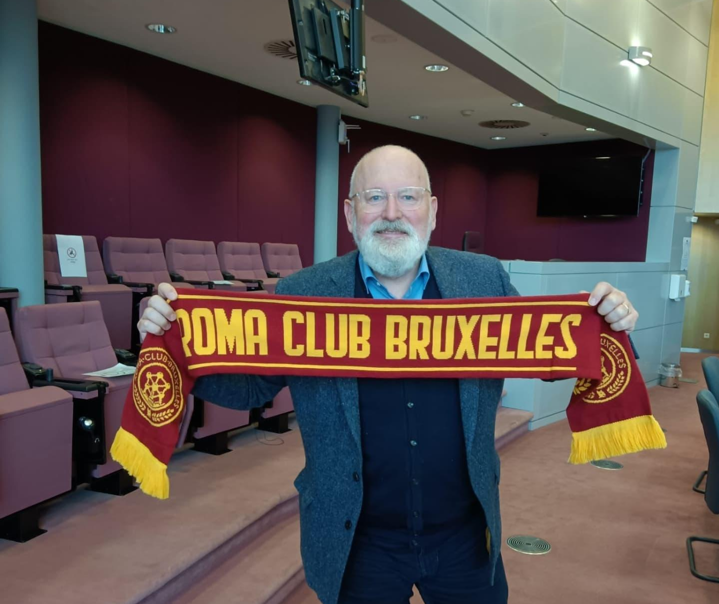 Il vicepresidente esecutivo per il Green Deal, Frans Timmermans. Con la consegna della sciarpa Roma Club Bruxelles entra in Commissione europea [foto: Roma Club Bruxelles, account twitter]