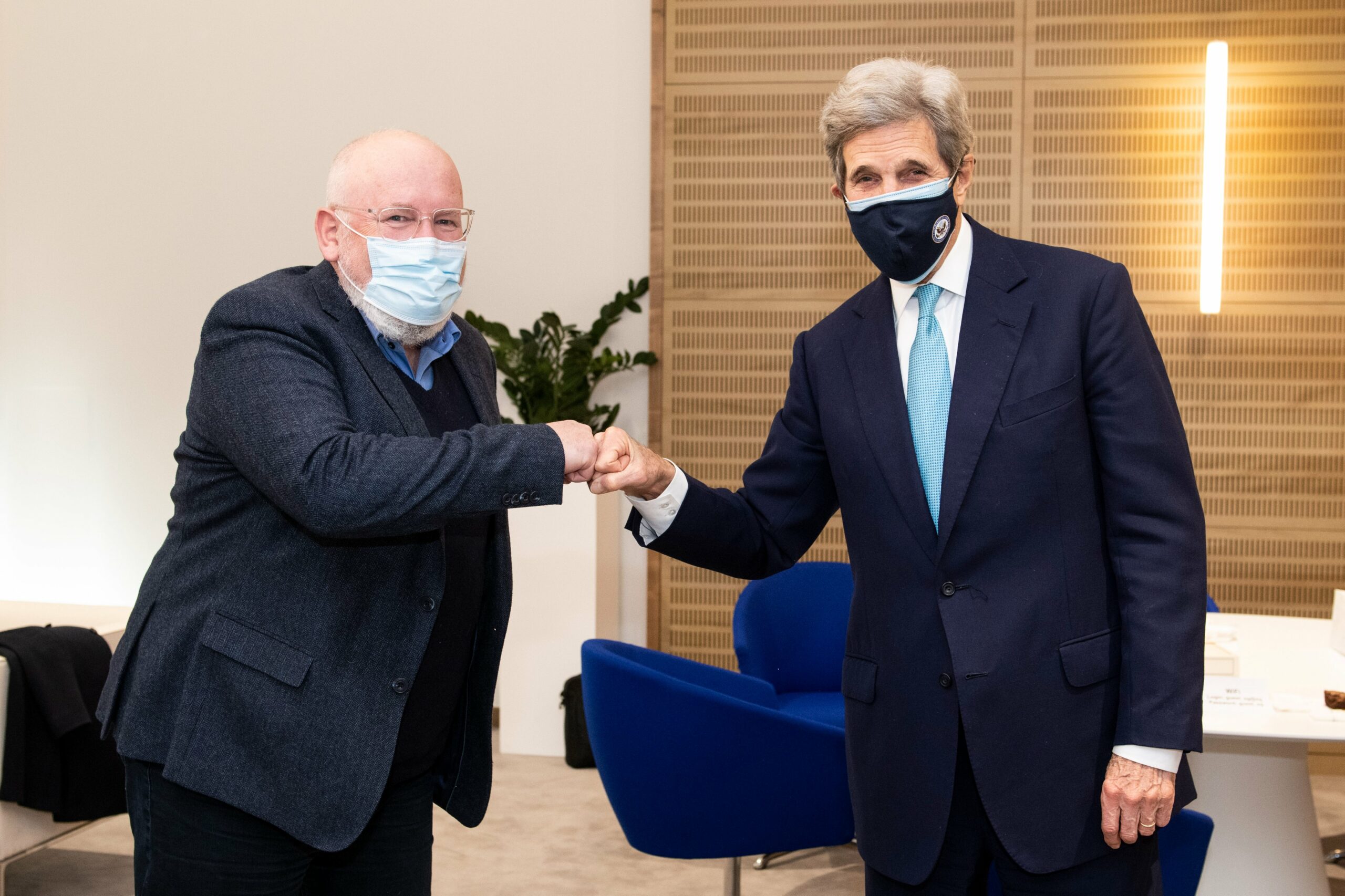 Frans Timmermans (a sinistra) insieme all'inviato speciale USA per il clima John Kerry