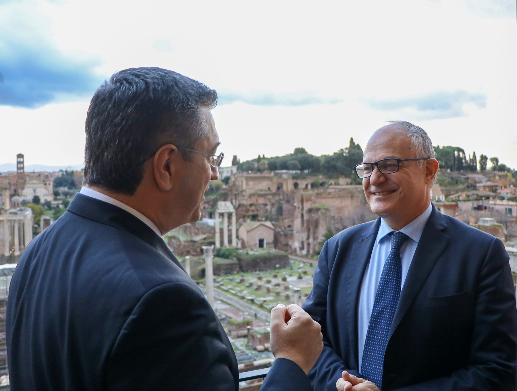 Apostolos Tzitzikostas con Roberto Gualtieri sul balcone dell'ufficio del sindaco. (Foto CdR)