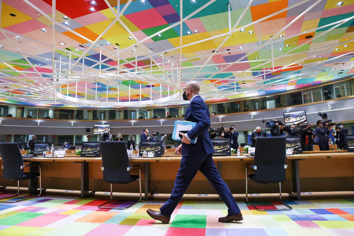 Il presidente del Consiglio europeo, Charles Michel, entra in sala per presiedere il vertice del leader, chiamati a garantire risposte comuni in materia di COVID [Bruxelles, 16 dicembre 2021. Foto: European Council]