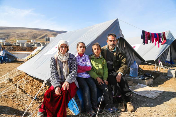 Una famiglia di sfollati. Sempre di più ci sarà la questione dei rifugiati climatici, che non si vuole riconoscere [foto: International Organization for Migration]