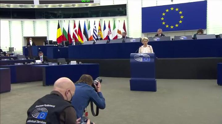 La presidente della Commissione europea, Ursula von der Leyen, a Strasburgo per l'ultima sessione plenaria del 2021. E' preoccupata per Omicron. "A gennaio sarà la variante dominante" [Strasburgo, 15 dicembre 2021]