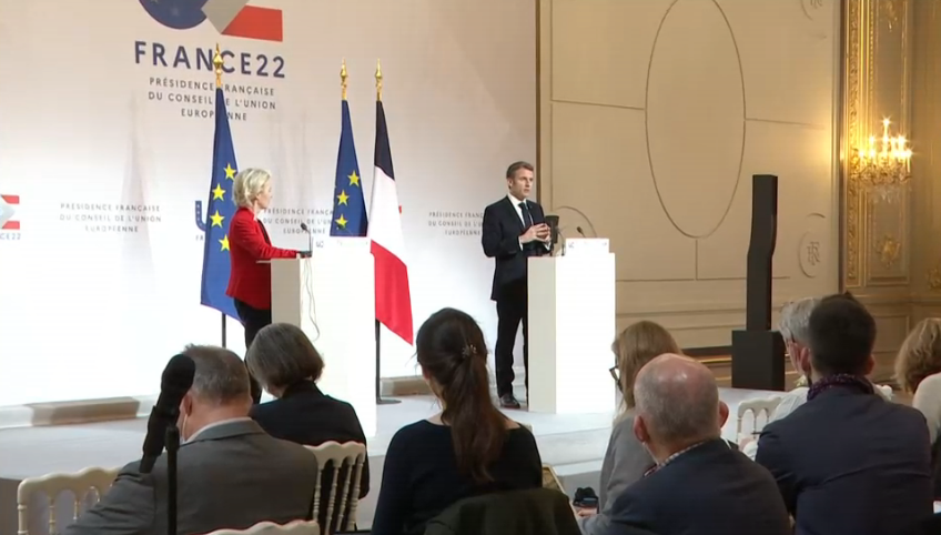 "Tutto ciò che è possibile a tre è un bene per l'Europa". Il preisdente francese, Emmanuel Macron, vorrebbe un motere italo-franco-tedesco per l'UE [Parigi, 7 gennaio 2022]