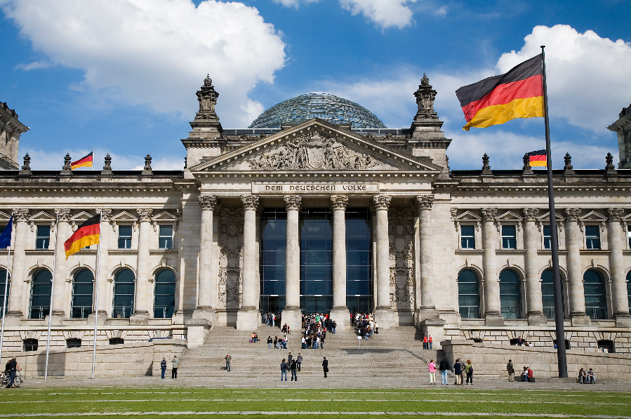 Il Bundestag, sede del Parlamento tedesco. In Germania si registrano 5.000 casi di presunte frodi sugli aiuti pubblici anti-pandemia [foto: Wikimedia]