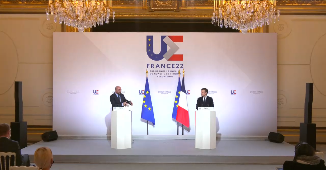 Il presidente francese Emmanuel Macron critica le scelte tedesche in materia energetica. L'Europa non ha il gas, ricorda, e chiederlo ai russi è un rischio. Avanti col nucleare [Parigi, 11 gennaio 2022]