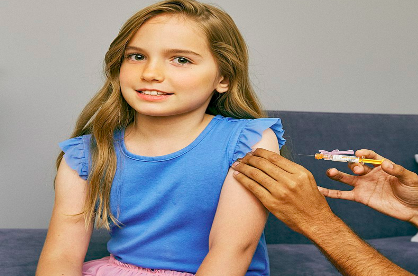 La federazione europea dei medici di categoria chiede di procedere senza indugio alla vaccinazione pediatrica [foto: By SELF Magazine - Young girl about to receive a vaccine in her upper arm, CC BY 2.0, https://commons.wikimedia.org/w/index.php?curid=81631650]