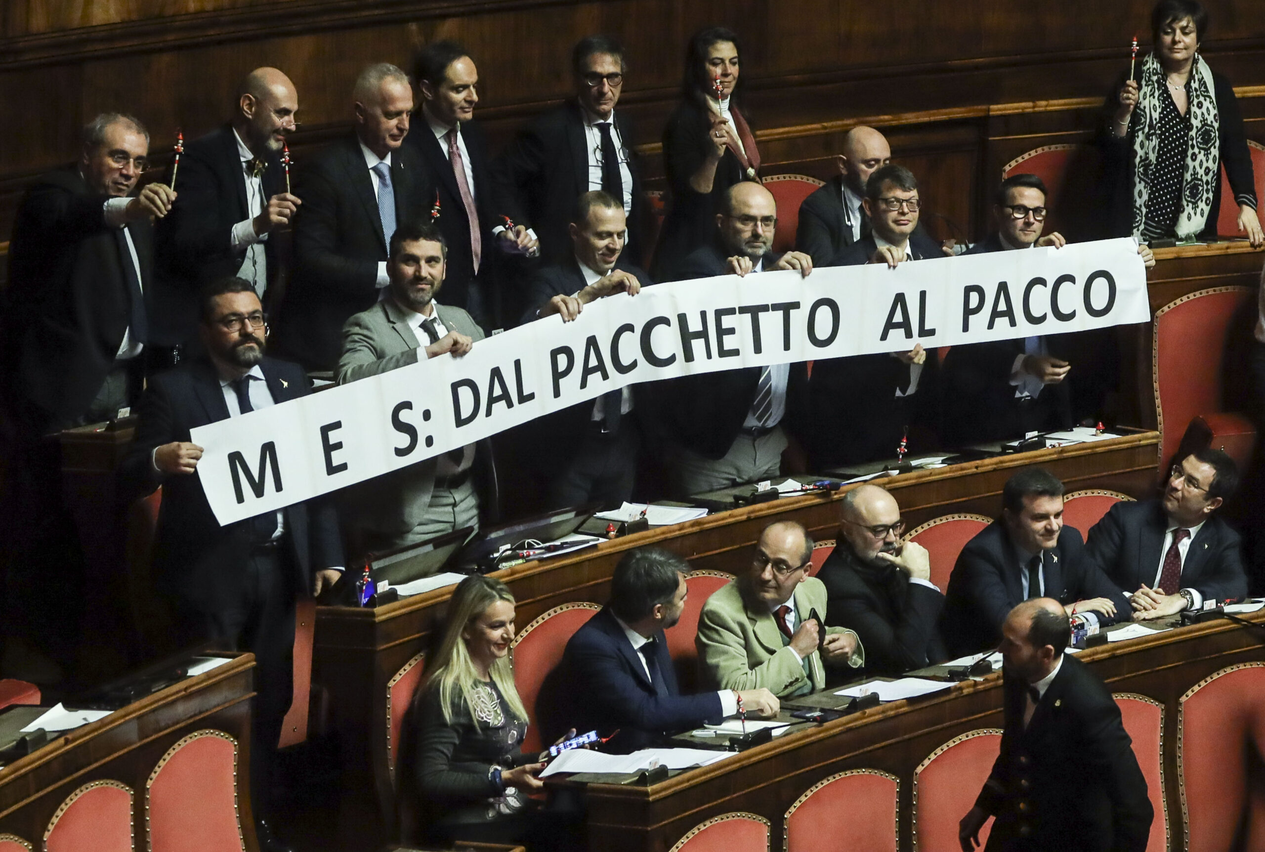 striscione di protesta dei senatori della Lega a palazzo Madama contro il MES. La contrarietà in Parlamento impedisce la ratifica degli accordi trovati in sede europea. C'è in gioco la credibilità dell'Italia [foto: imagoeconomica]