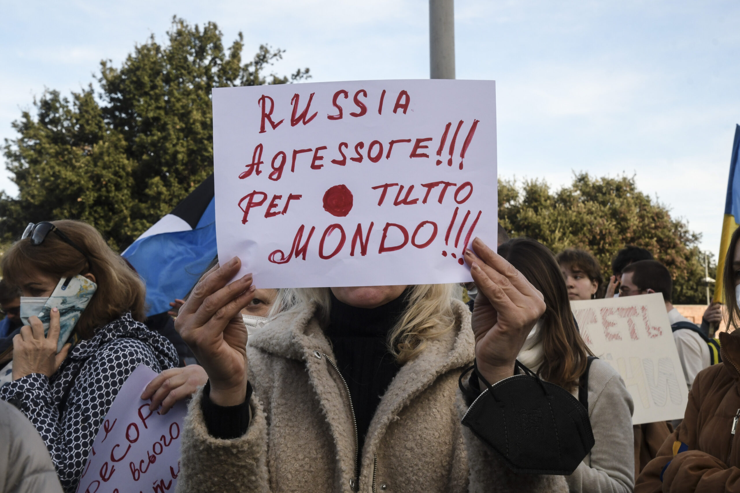 Manifestazione contro la guerra in Ucraina davanti all' ambasciata russa a Roma. Per l’UE le sanzioni sono efficaci e al vertice a Versailles lavora a nuove misure [foto: imagoeconomica]