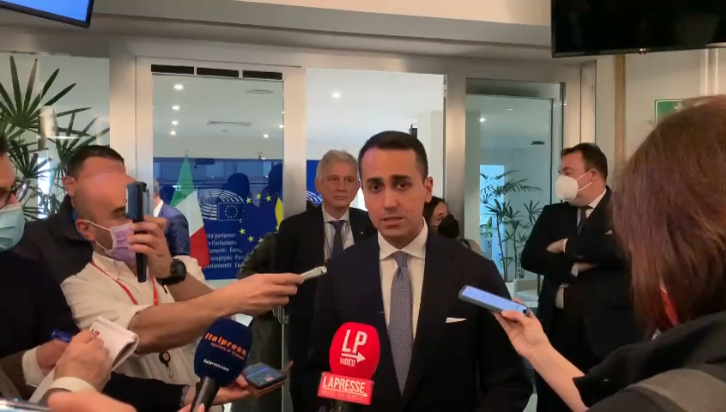 Il ministro degli Esteri, Luigi Di Maio, al termine dell'incontro con la presidente dell'Europarlamento, Roberta Metsola. Sull'Ucraina si intende continuare a lavorare a stretto contatto [Bruxelles, 21 marzo 2022]