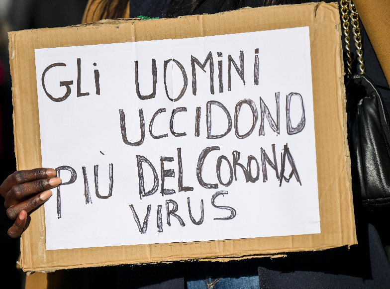 Le donne ai tempi del COVID: più stress, più violenze e meno soldi [foto: imagoeconomica]