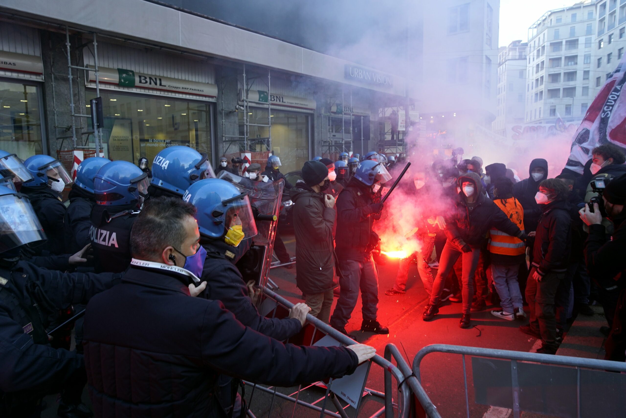 Scontri con le forze dell'ordine alla manifestazione degli studenti di Milano del 28 gennaio 2022. L'UE condanna la violenza sui manifestanti [foto: imagoeconomica]